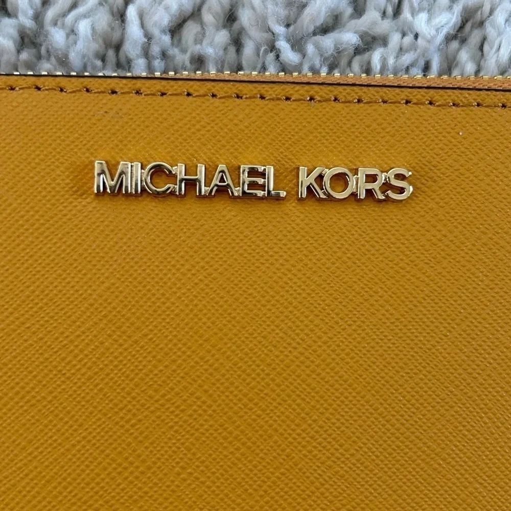 Michael Kors Jet Set CrossBody Bag with Matching TZ Coinpouch with ID